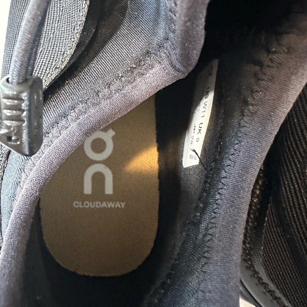 On Cloud Derrickman Suma Women’s Black Athletic Shoes - Picture 6 of 8
